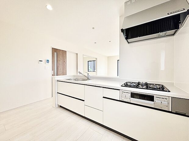 【キッチン】ゆとりあるキッチンではご家族と楽しくお料理ができます。