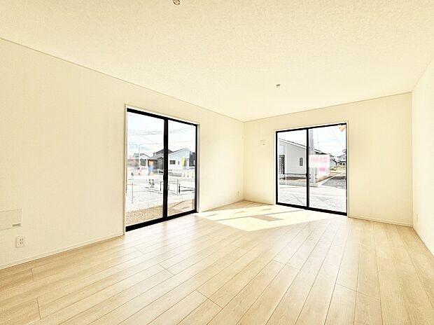 【リビングダイニング】大きな窓からたっぷりの陽光と風を感じられるリビング