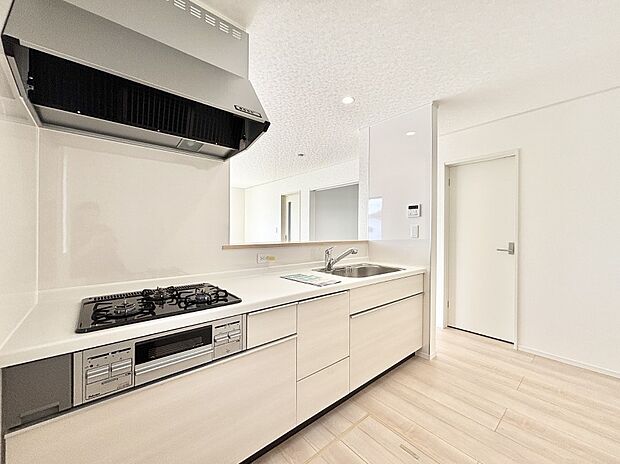 【ダイニングキッチン】料理をしながらご家族との会話を楽しめる対面カウンターキッチン