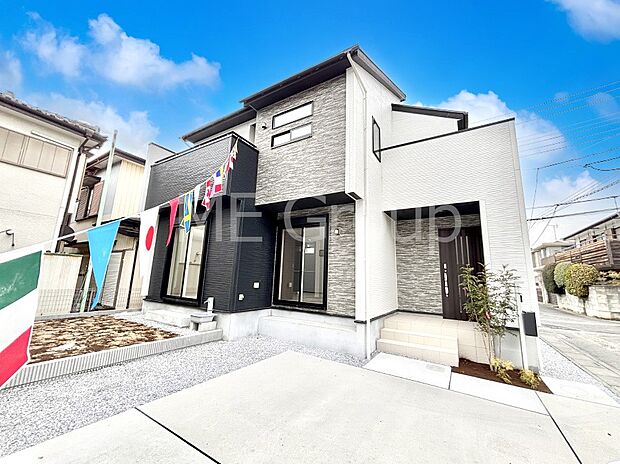 【現地外観写真】暮らしやすさと居心地の良さにこだわったシンプルで飽きのこないデザイン !