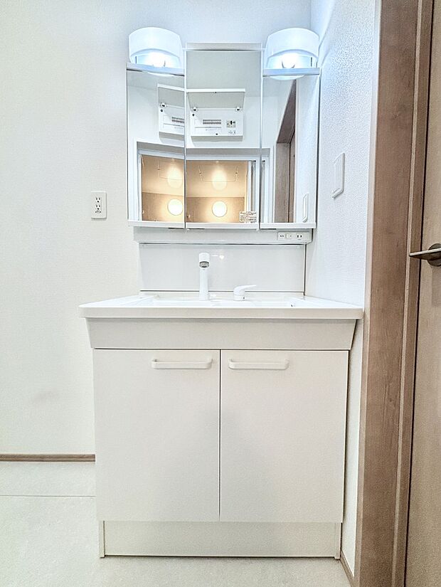 【洗面台・洗面所】大きく見やすい三面鏡で清潔感ある洗面台は、身だしなみチェックや肌のお手入れにおすすめです。