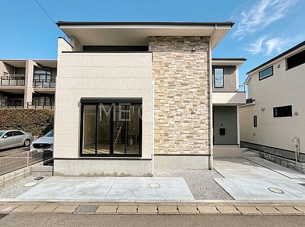 【現地外観写真】たっぷりの陽光と心地よい風が舞い込む住まい