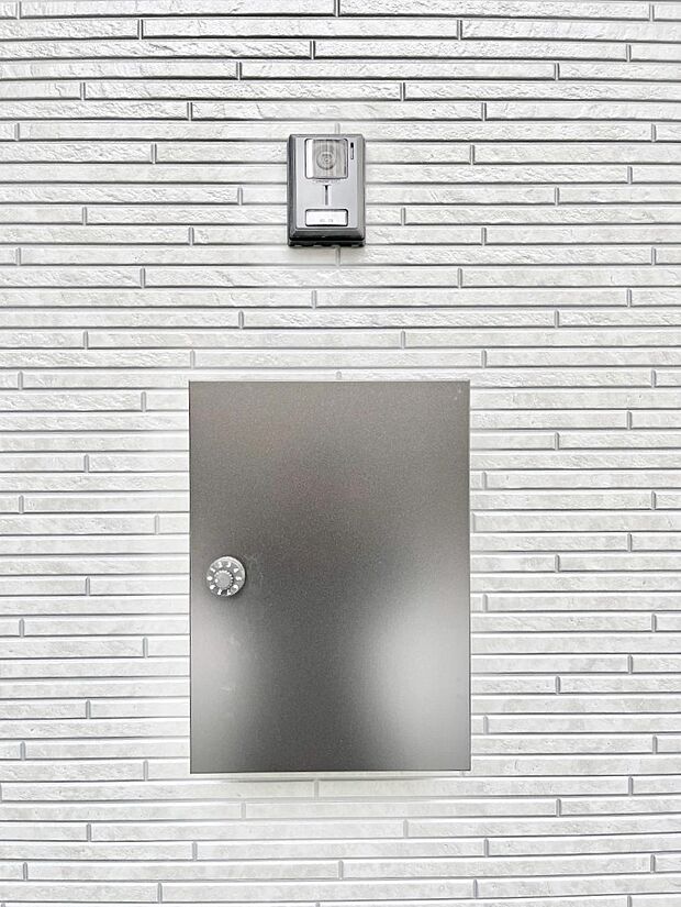 【その他現地】シンプルデザインのポスト。