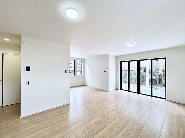 【リビングダイニング】大きな窓からたっぷりの陽光と風を感じられるリビング