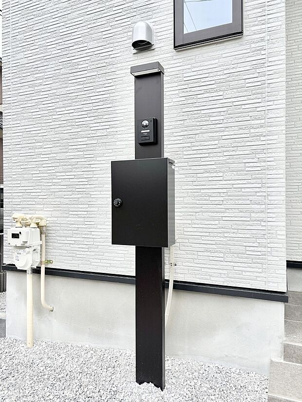 【その他現地】表札・インターホン・ポストをひとつに集約。エントランスになじむシンプルデザイン。