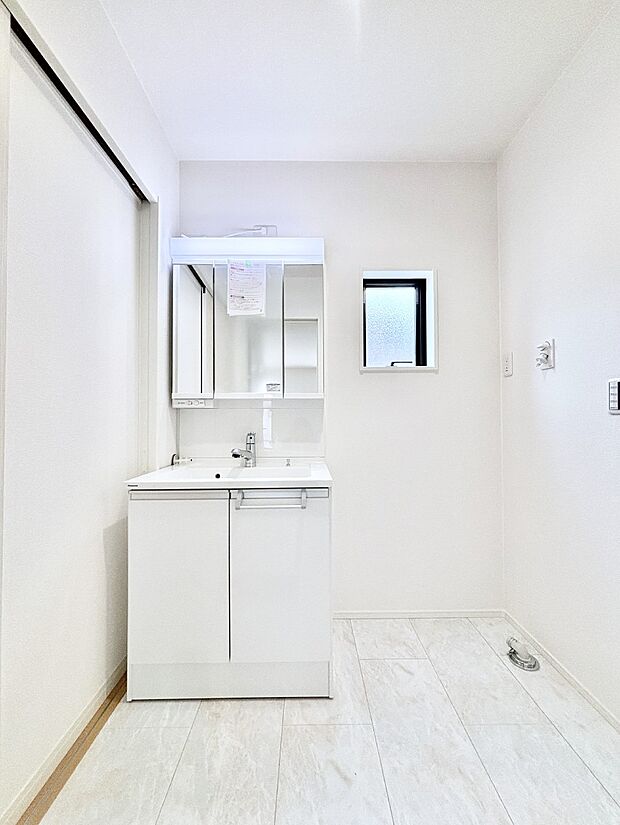 【洗面台・洗面所】ゆとりの洗面スペースで朝の身支度もスムーズに