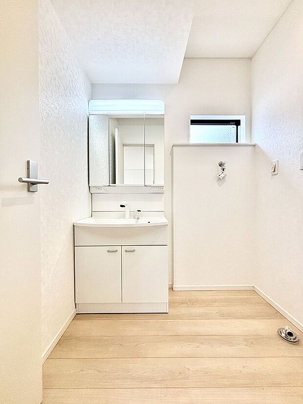 【洗面台・洗面所】大きく見やすい三面鏡で清潔感ある洗面台は、身だしなみチェックや肌のお手入れにおすすめです。