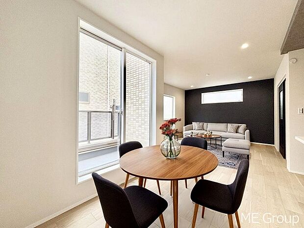 【リビング】ご家族の賑やかな話し声で包まれる明るいリビング ※家具はCGです