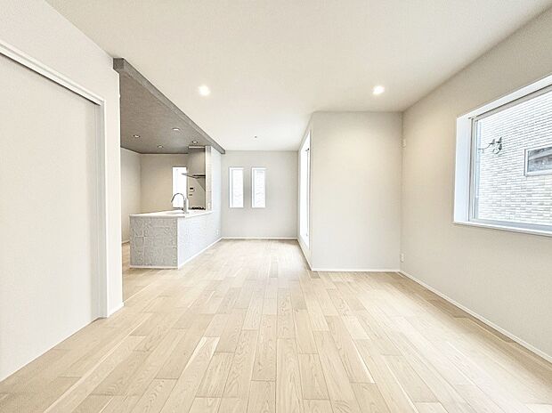 【リビングダイニング】明るい陽光が注ぎ、寛ぎの雰囲気に満たされるリビング・ダイニング