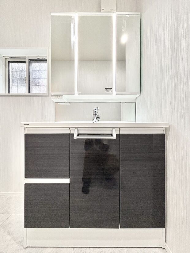 【洗面台・洗面所】三面鏡の裏に、化粧品や衛生用品などを収納可能。洗面台をすっきりと保ちます!