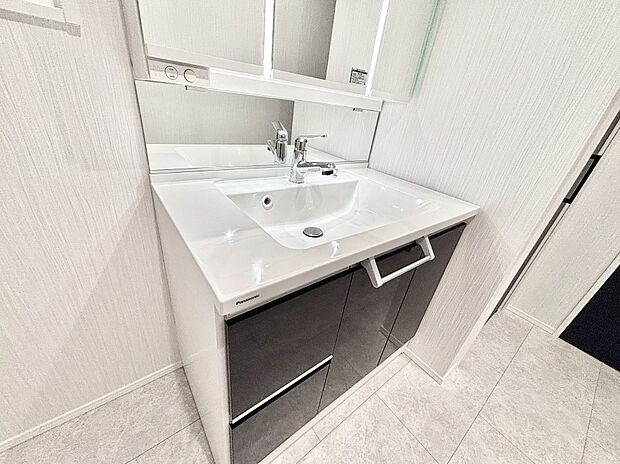 【その他設備(シャワー付き洗面台)】ハンドシャワー付き!使いやすい洗面台。