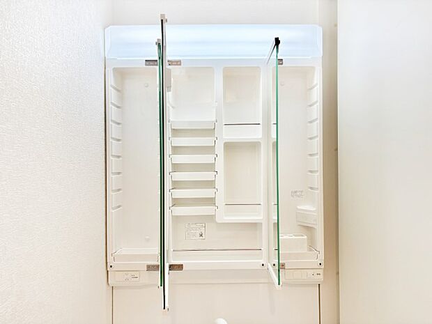 【その他設備(三面鏡裏収納)】三面鏡の裏に、化粧品や衛生用品などを収納可能。洗面台をすっきりと保ちます!