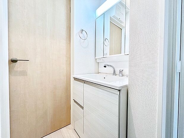 【洗面台・洗面所】大きく見やすい三面鏡で清潔感ある洗面台は、身だしなみチェックや肌のお手入れにおすすめです。