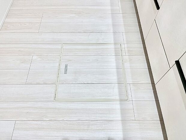 【その他設備(床下収納)】床下収納付き!日用品・非常用品の収納にも大活躍。