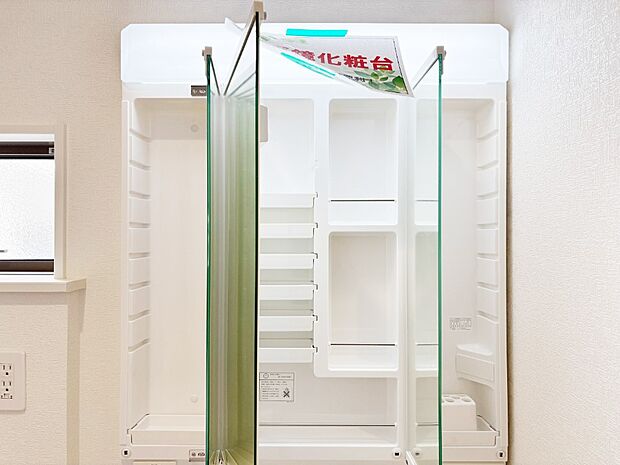 【その他設備(三面鏡裏収納)】三面鏡の裏に、化粧品や衛生用品などを収納可能。洗面台をすっきりと保ちます!