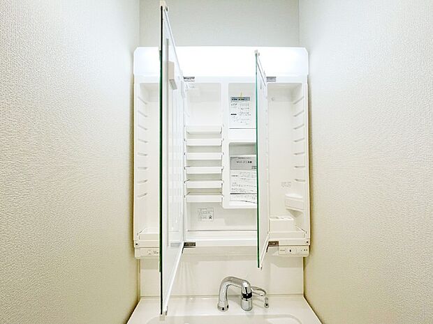 【その他設備(三面鏡裏収納)】三面鏡の裏に、化粧品や衛生用品などを収納可能。洗面台をすっきりと保ちます!