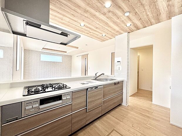 【ダイニングキッチン】料理をしながらでもご家族との会話を楽しめる対面キッチン