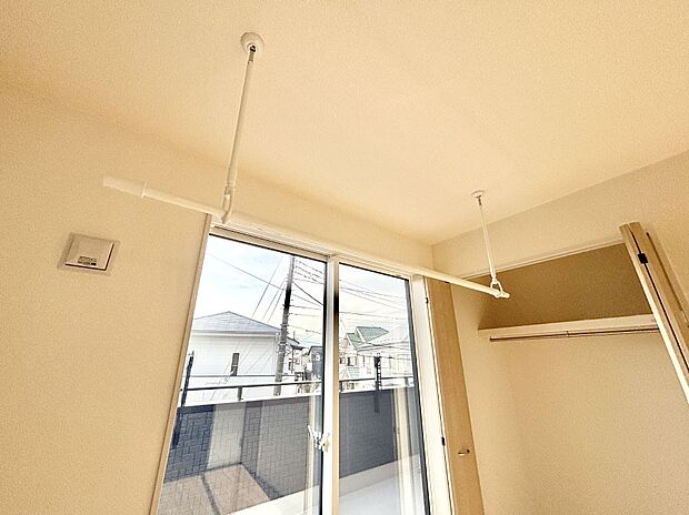 【その他設備(室内物干し)】室内物干しポール。梅雨や花粉の時期に大活躍します。  