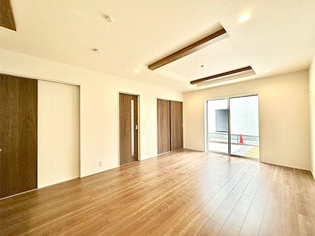 【リビングダイニング】明るい陽光が注ぎ、寛ぎの雰囲気に満たされるリビング・ダイニング。