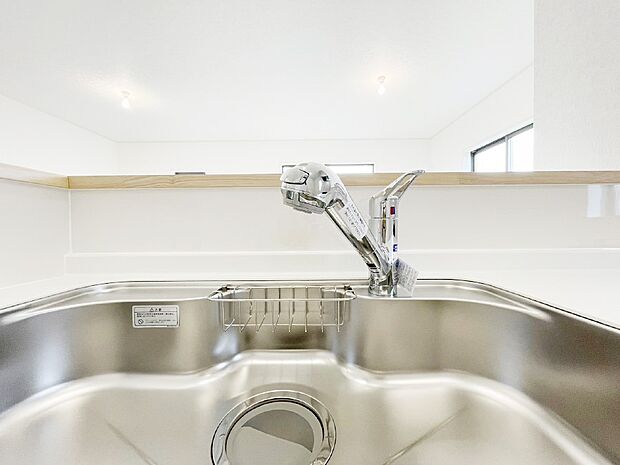 【その他設備(蛇口一体型浄水器)】いつでも清潔なおいしいお水を。一つの水栓で水道水と浄水を使い分け。