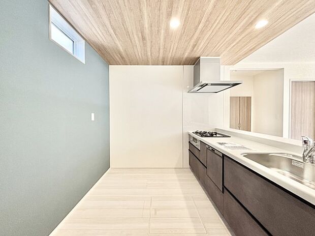 【ダイニングキッチン】ゆとりあるキッチンではご家族と楽しくお料理ができます。