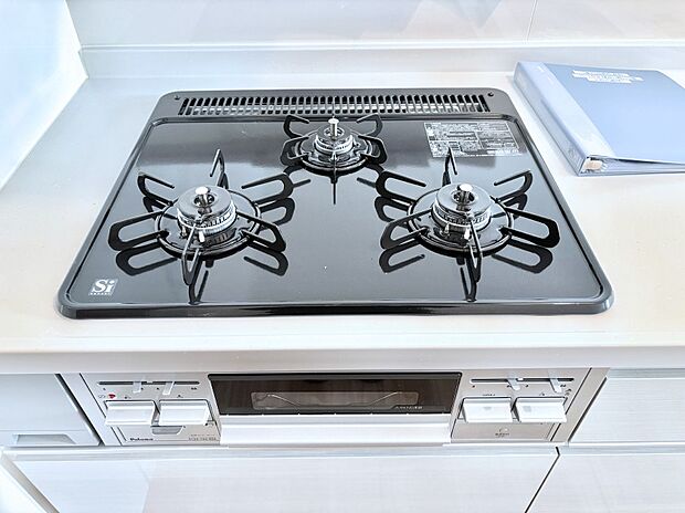 【その他設備(Siセンサーコンロ)】ガスコンロはSiセンサー搭載。火力調節や焦げ付き・消し忘れも防いでくれます。