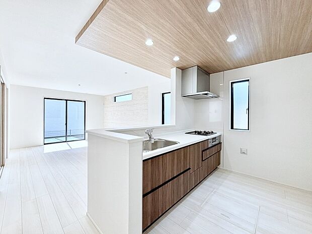 【ダイニングキッチン】リビングで遊ぶお子様を見守りながらお料理ができる対面キッチン。