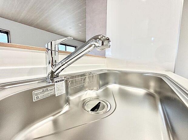 【その他設備(蛇口一体型浄水器)】浄水器一体型のキッチンで洗い物用・料理用と切り替え簡単！キッチンワークをより快適にします！