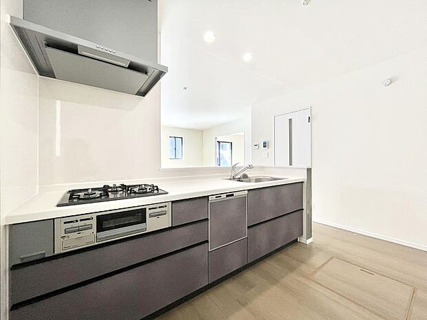 【ダイニングキッチン】料理をしながらでもご家族との会話を楽しめる対面キッチン