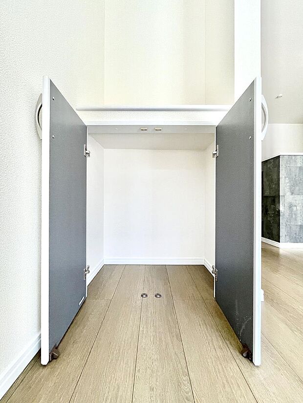 【その他設備(リビング収納)】リビング収納。ここに収納があると物が集まるLDKがスッキリ片付きそうですね。