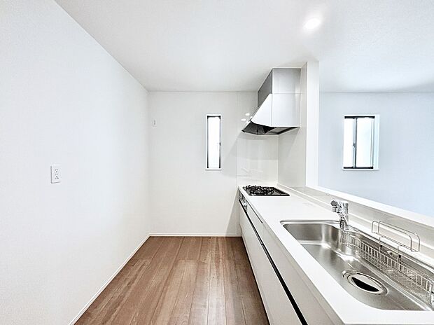 【ダイニングキッチン】爽やかな風が通り抜けるキッチン。窓があるので明るく換気にも役立ちます。