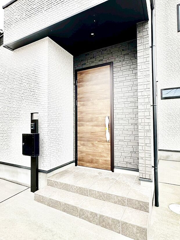 【玄関】玄関前は屋根付きで雨が降っていても濡れにくいです。