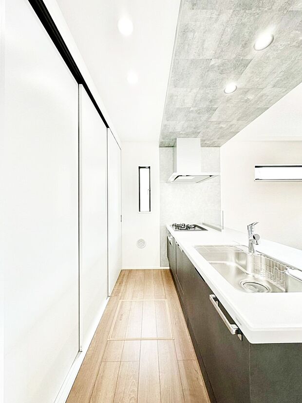 【キッチン】爽やかな風が通り抜けるキッチン。窓があるので明るく換気にも役立ちます。