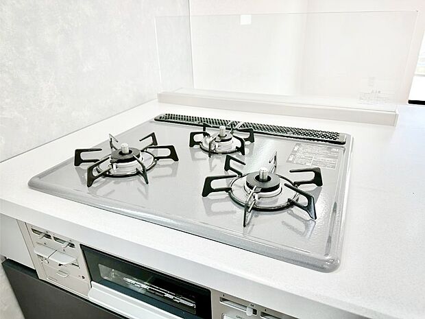 【その他設備(Siセンサーコンロ)】ガスコンロはSiセンサー搭載。火力調節や焦げ付き・消し忘れも防いでくれます。