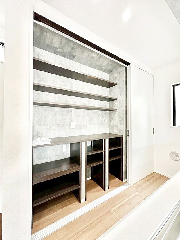 【その他設備(キッチンカップボード)】カップボードも標準装備 広々スペースでお料理しやすいキッチンです