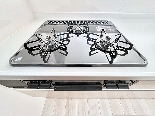 【その他設備(Siセンサーコンロ)】ガスコンロはSiセンサー搭載。火力調節や焦げ付き・消し忘れも防いでくれます。