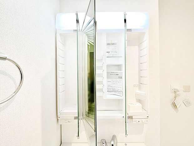 【その他設備(三面鏡裏収納)】三面鏡の裏に、化粧品や衛生用品などを収納可能。洗面台をすっきりと保ちます！