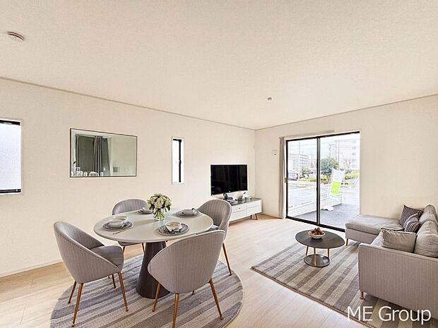 【リビング】ご家族の賑やかな話し声で包まれる明るいリビング ※家具はCGです