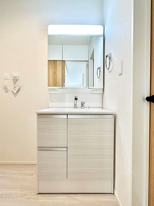 【洗面台・洗面所】大きく見やすい三面鏡で清潔感ある洗面台は、身だしなみチェックや肌のお手入れにおすすめです。