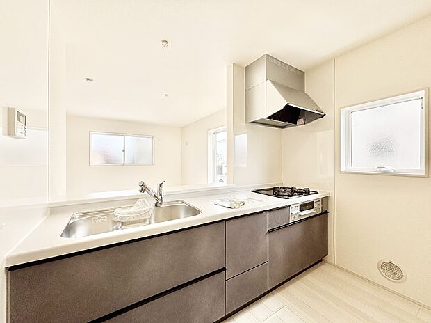 【ダイニングキッチン】料理をしながらご家族との会話を楽しめる対面カウンターキッチン