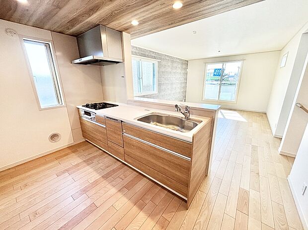 【ダイニングキッチン】料理をしながらでもご家族との会話を楽しめる対面キッチン