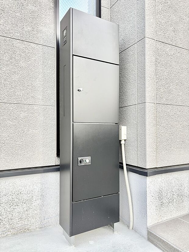 【その他現地】表札・インターホン・ポスト・宅配BOXをひとつに集約。エントランスになじむシンプルデザイン。