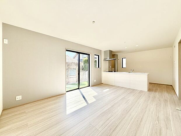 【リビングダイニング】家族団らんの時間も増えそうなくつろぎのリビングダイニング。