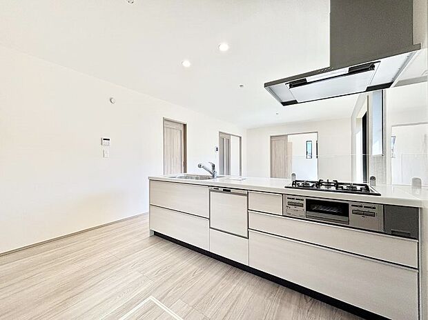 【ダイニングキッチン】料理をしながらでもご家族との会話を楽しめる対面キッチン