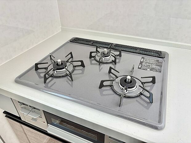 【その他設備(Siセンサーコンロ)】ガスコンロはSiセンサー搭載。火力調節や焦げ付き・消し忘れも防いでくれます。