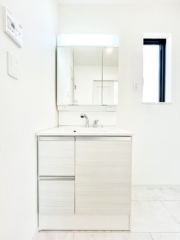 【洗面台・洗面所】スタイリングに便利な三面鏡、ミラーキャビネットで細かい物スッキリ