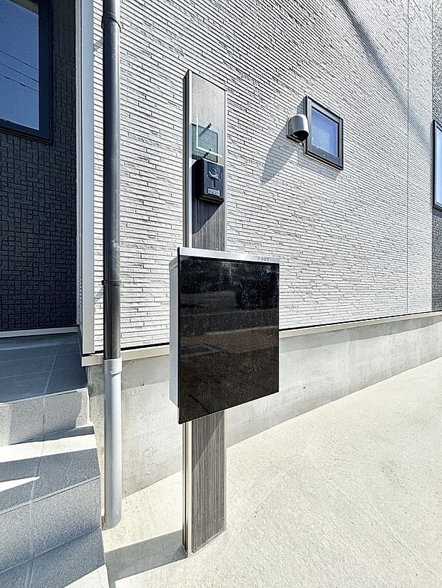 【その他現地】表札・インターホン・ポストをひとつに集約。エントランスになじむシンプルデザイン。