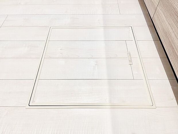 【その他設備(床下収納)】床下収納付き！日用品・非常用品の収納にも大活躍。