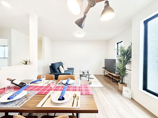 【ダイニング】家族の笑顔が自然と生まれてくる、そんな雰囲気のダイニングに仕上がっています。