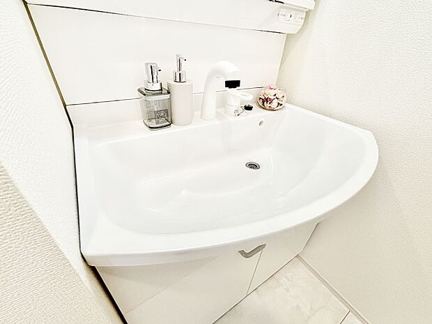 【その他設備(シャワー水栓洗面化粧台)】ハンドシャワー付き!使いやすい洗面台。